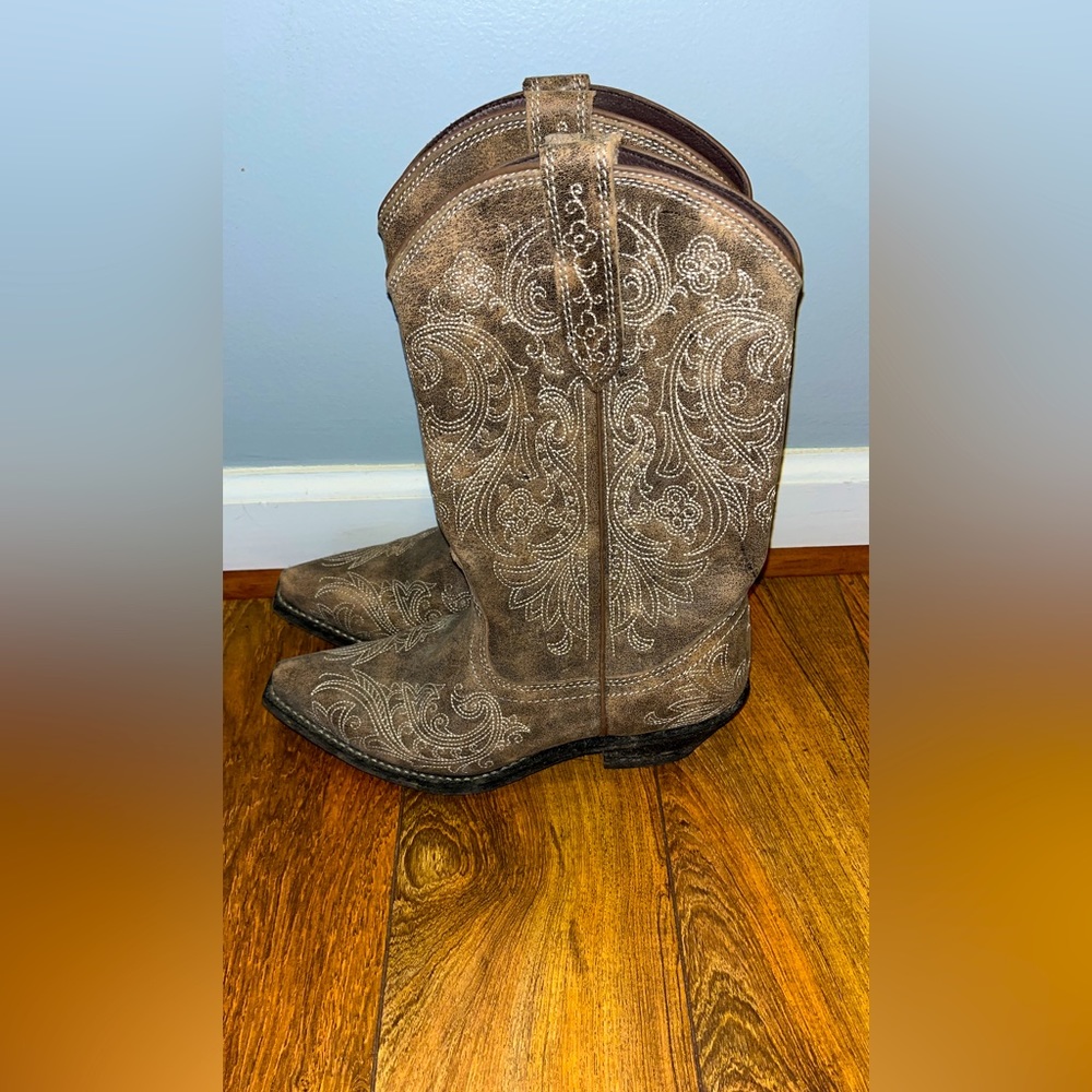 Rockin Country Cowgirl boots. Size 7. Only worn once.